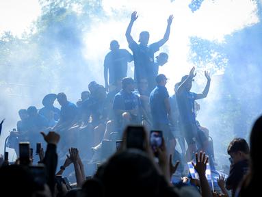 Para pemain Persib Bandung menaiki bus dalam pawai juara BRI Super League musim ini di Kota Bandung, Minggu (24/05/2026) pagi WIB. (Bagaskara Lazuardi/Bola.com)
