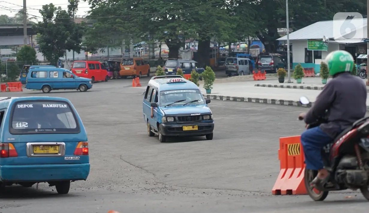 Angkutan umum melintas di sekitar Terminal Depok, Jawa Barat, Kamis (14/5/2020). Kepala Sub Bagian Tata Usaha Terminal Terpadu Depok Reynold Jhon mengatakan, pengguna angkutan umum di Terminal Terpadu Depok mengalami penurunan 10-20 persen selama pemberlakuan PSBB. (Liputan6.com/Immanuel Antonius)