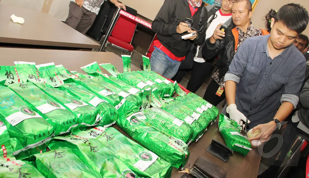Humas Badan Narkotika Nasional (BNN) melakukan konferensi pers di gedung BNN, Jakarta, Jumat (20/3/2015). Tampak petugas sedang merapikan barang bukti berupa 25,25 kg sabu.(Liputan6.com/Helmi Afandi)