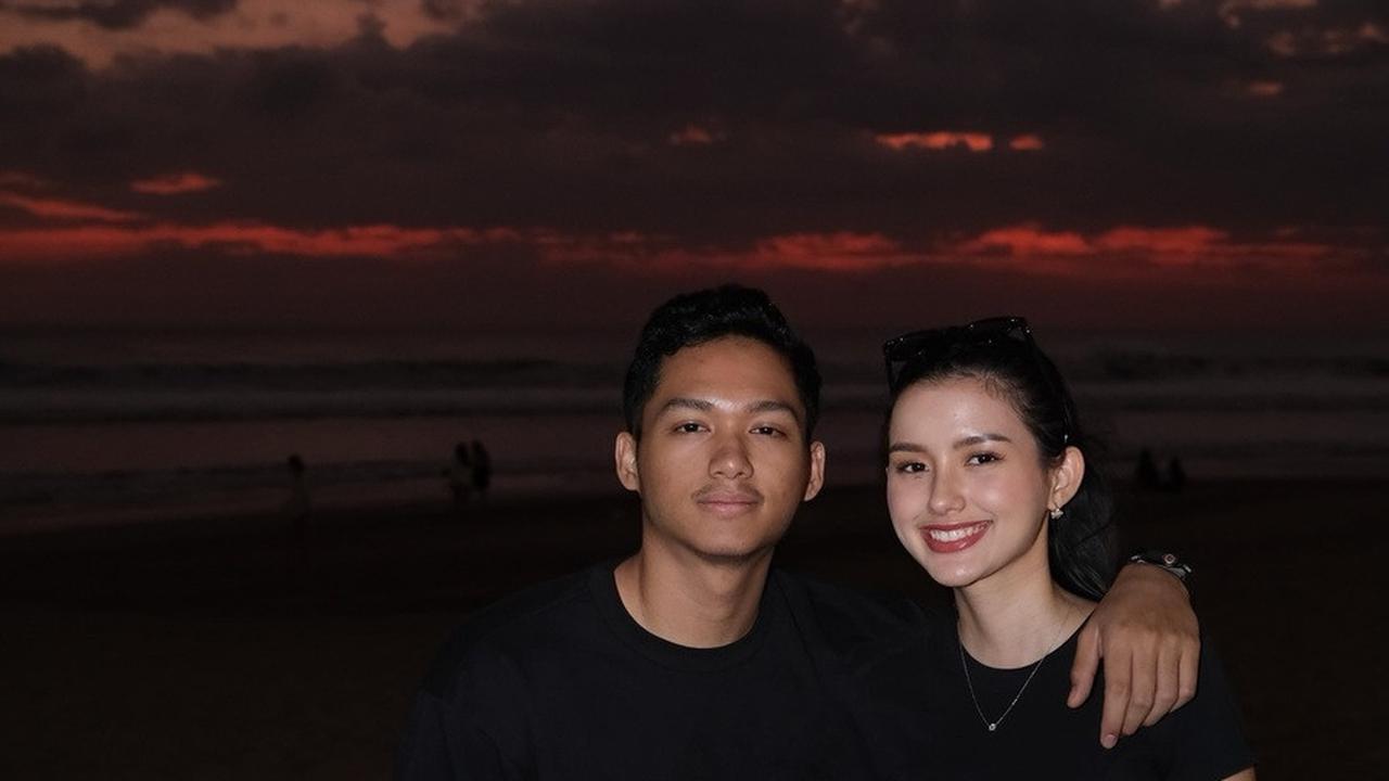 Netizen mendoakan pasangan yang sedang bersiap menjalani LDR ini agar dapat menyelesaikan kuliah dengan lancar dan segera bersatu dalam ikatan pernikahan. Aamiin!<br>
