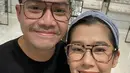 Arie dan Ardina selalu hidup harmonis. Keduanya selalu jauh dari kabar miring. Udah punya dua anak, namun tetap mesra dong. (Instagram.com/ardinarasti6)