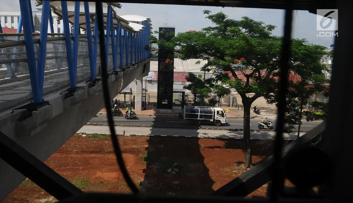Kendaraan melintas di kawasan jembatan penyeberangan orang (JPO) Sumarno, Jakarta, Kamis (10/1). Lift JPO Sumarno sudah bisa digunakan. Lift JPO Surmano bisa digunakan setiap Senin sampai Jumat. (Liputan6.com/Herman Zakharia)