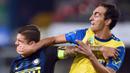 Striker Inter Milan, Mauro Icardi, duel berebut bola dengan bek Chievo, Dario Dainelli. Wasit mengeluarkan empat kartu kuning kepada pemain Inter dan dua untuk Chievo. (AFP/Giuseppe Cacace)