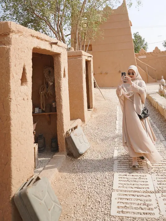 Dinda Hauw saat berada di Tanah Suci. Ia mengenakan abaya cokelat muda, serasi dengan hijab lebar yang dikenakannya. Abaya Dinda ini sederhana, namun bisa dijadikan inspirasi tampil di Hari Raya lebih bergaya, tanpa kesan berlebihan. Foto: Instagram.