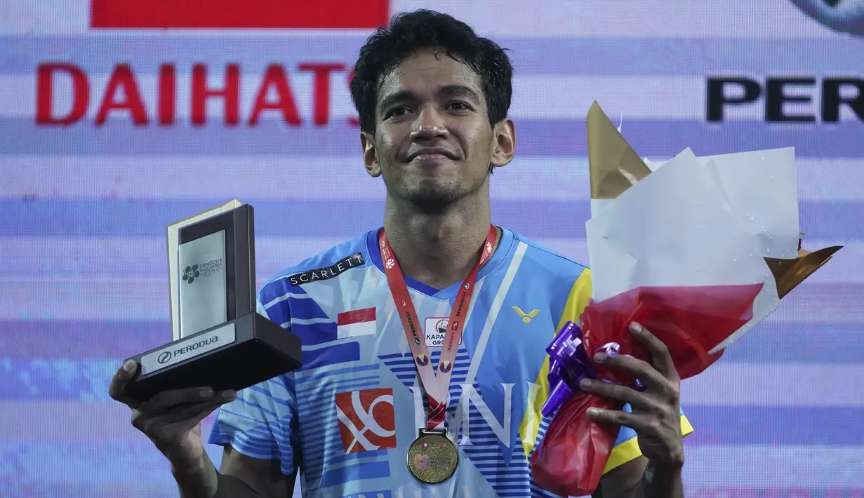 Tunggal putra Indonesia Chico Aura Dwi Wardoyo berhasil merebut gelar Malaysia Masters 2022, Minggu (10/7/2022). Ini merupakan gelar pertama Chico di turnamen level BWF World Tour Super 500. (AP Photo/Kien Huo)