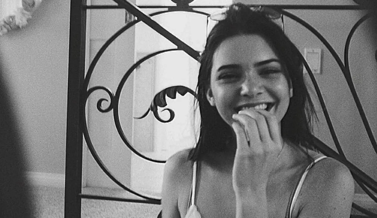 Kendall Jenner memang sudah cantik dari kecil. Ia pun kerap membagikan foto bernuansa hitam-putih saat menampilkan kecantikan dirinya. (instagram/kendalljenner)