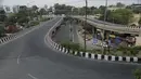 Jalan layang yang sepi menyusul pembatasan untuk mengekang penyebaran virus corona di Jammu, India, Selasa (4/5/2021).  Infeksi dan kematian COVID-19 meningkat dengan kecepatan yang mengkhawatirkan di India tanpa terlihat adanya akhir dari krisis. (AP Photo/Channi Anand)