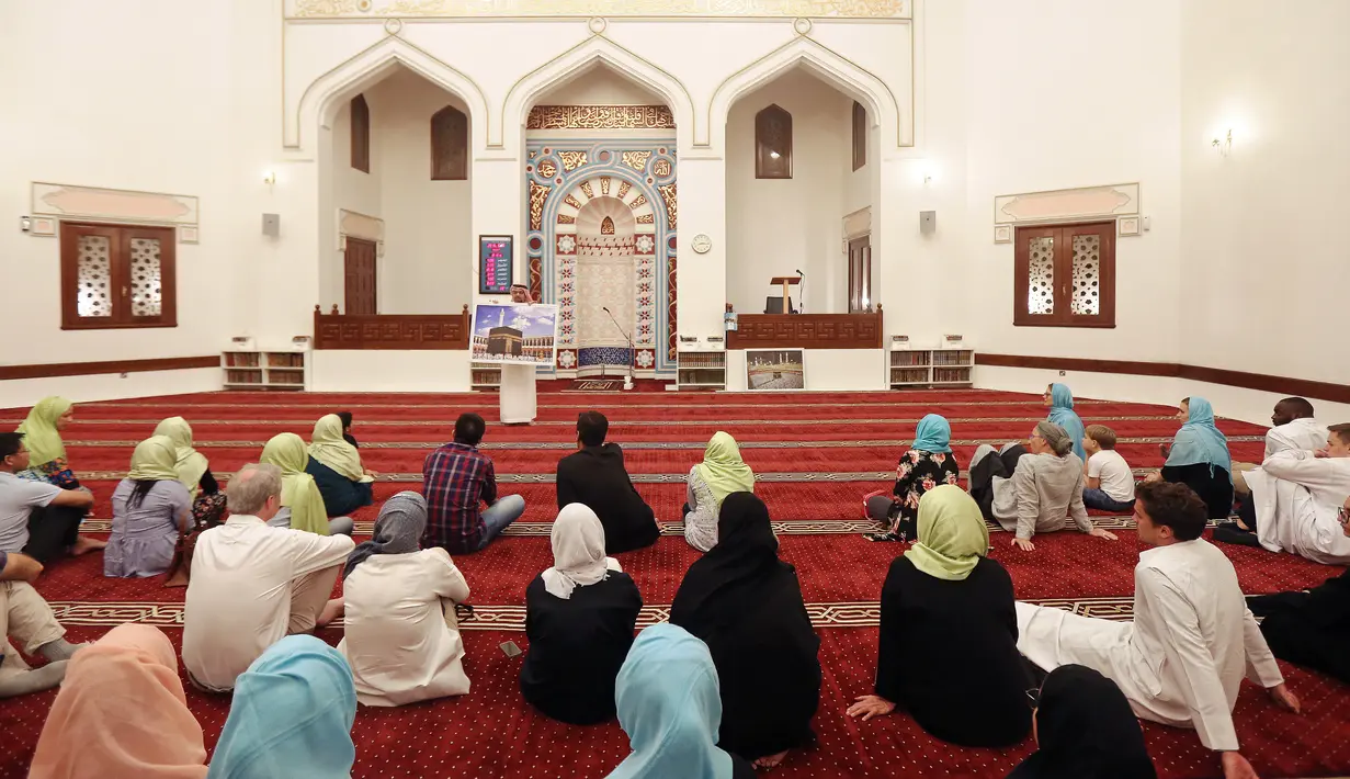 Wisatawan asing belajar tentang puasa dan budaya Uni Emirat Arab (UEA) selama Ramadan di Masjid Jumeirah, Dubai, UEA, Jumat (17/5/2019). (REUTERS/Satish Kumar)