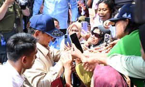 Presiden Prabowo Subianto saat Prabowo mendatangi salah satu posko warga terdampak bencana Sumatera. (Dok. Biro Pers Presiden)