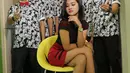 Band ini membocorkan rahasia cerita lagu 'Suntik Cinta' yang merupakan curahan hati sang vokalis cantik dan seksi yang bernama Manis, saat mengunjungi Liputan6.com di Jakarta, Sabtu (23/1/2016). (Liputan6.com/Endang Mulyana)