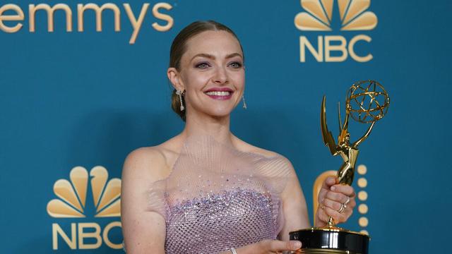 Amanda Seyfried di Emmy Awards 2022. (AP Photo/Jae C. Hong)
