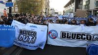 Sekelompok fans Chelsea melakukan protes kepada manajemen klub. (AFP/Glyn KIRK)