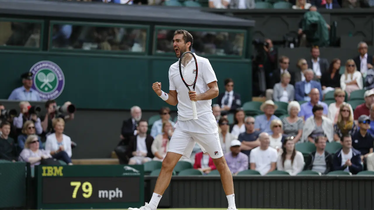 Marin Cilic rayakan kemenangan atas Sam Querrey pada semifinal Wimbledon, Jumat (14/7/2017). Cilic menang 6-7(6), 6-4, 7-6(3), 7-5. 