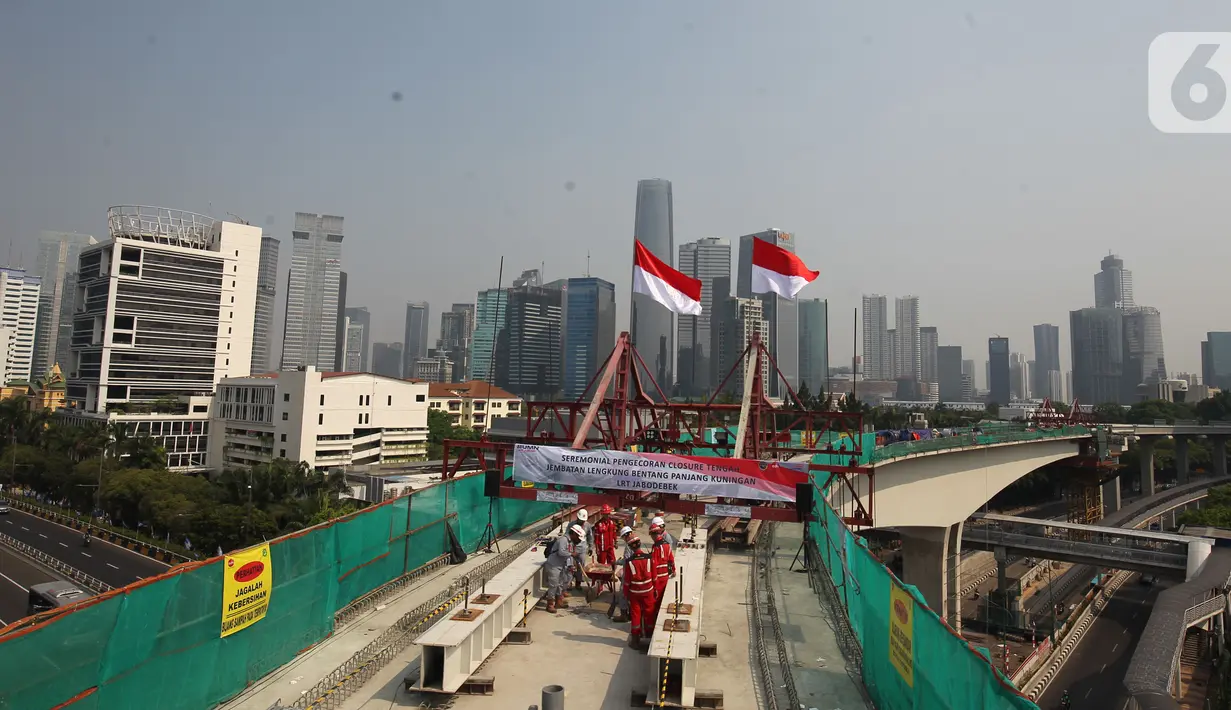 Pekerja melakukan pengecoran tahap akhir jembatan lengkung bentang panjang atau long span pada proyek LRT Jabodebek di kawasan Kuningan, Jakarta, Senin (11/11/2019). Long span tersebut menjadi yang terpanjang di dunia. (Liputan6.com/Angga Yuniar)