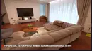 Berikut merupakan ruang keluarga dengan sofa yang lumayan panjang warna cokelat. Ruang tersebut biasa digunakan untuk bersantai bersama keluarga. [Youtube/TRANS7 OFFICIAL]