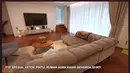 Berikut merupakan ruang keluarga dengan sofa yang lumayan panjang warna cokelat. Ruang tersebut biasa digunakan untuk bersantai bersama keluarga. [Youtube/TRANS7 OFFICIAL]