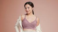Nikita Willy untuk kampanye Bulan Peduli Kanker Payudara inisiasi UNIQLO. (dok. UNIQLO Indonesia)