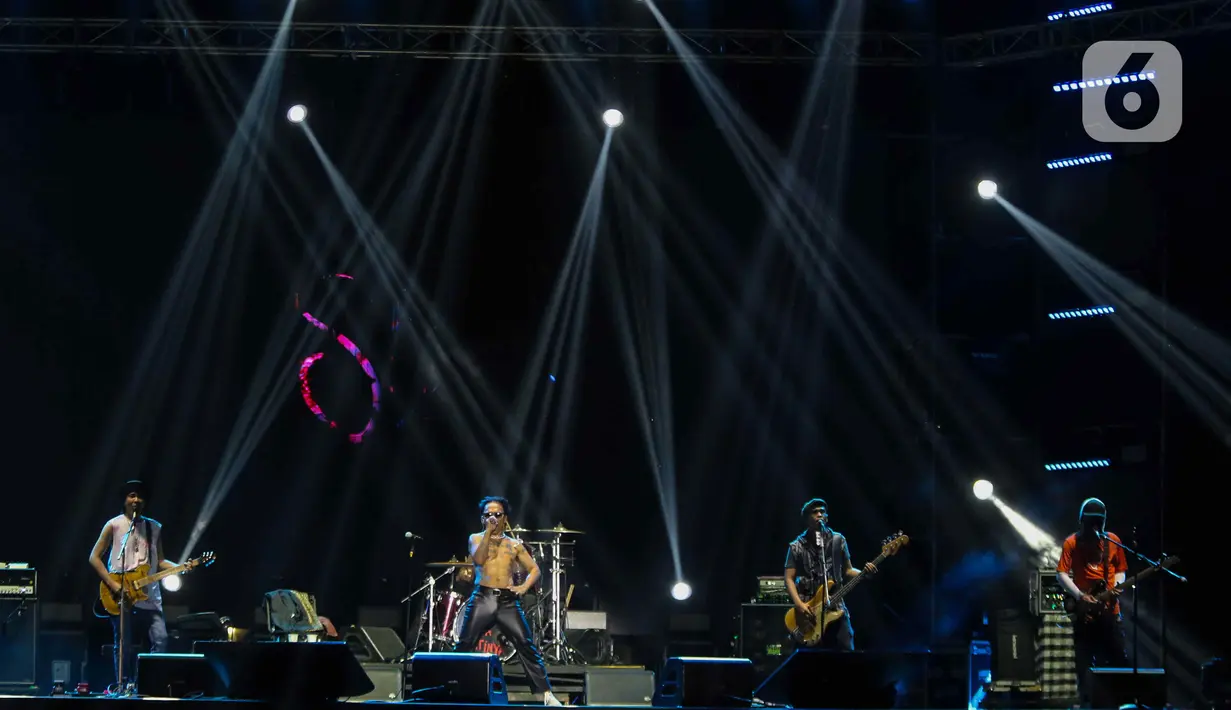 Penampilan grup band Slank pada gelaran musik The 90's Festival di Gambir Expo Kemayoran, Jakarta Pusat, Sabtu (10/8/2024). (Liputan6.com/Herman Zakharia)