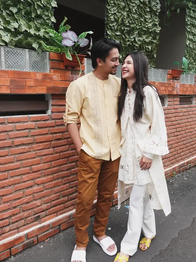 6 Potret Penampilan Mikha Tambayong Ikut Rayakan Lebaran Bareng Deva Mahenra