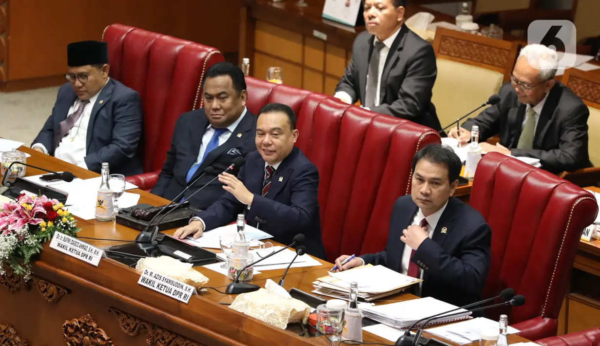 Wakil Ketua DPR Sufmi Dasco Ahmad (kedua kanan) memimpin Rapat Paripurna pembukaan Masa Sidangan II 2019-2020 di Kompleks Parlemen, Senayan, Senin (13/1/2020). Dengan dibukanya masa sidang II, maka waktu reses anggota DPR pada 18 Desember hingga 12 Januari telah berakhir. (Liputan6.com/Johan Tallo)