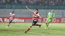 Pemain Madura United, Rodrigues Aracil merayakan golnya ke gawang Persiba Balikpapan pada laga Torabika SC 2016 di Stadion Gelora Bangkalan, Senin(13/6/2016).  (Bola.com/Nicklas Hanoatubun)