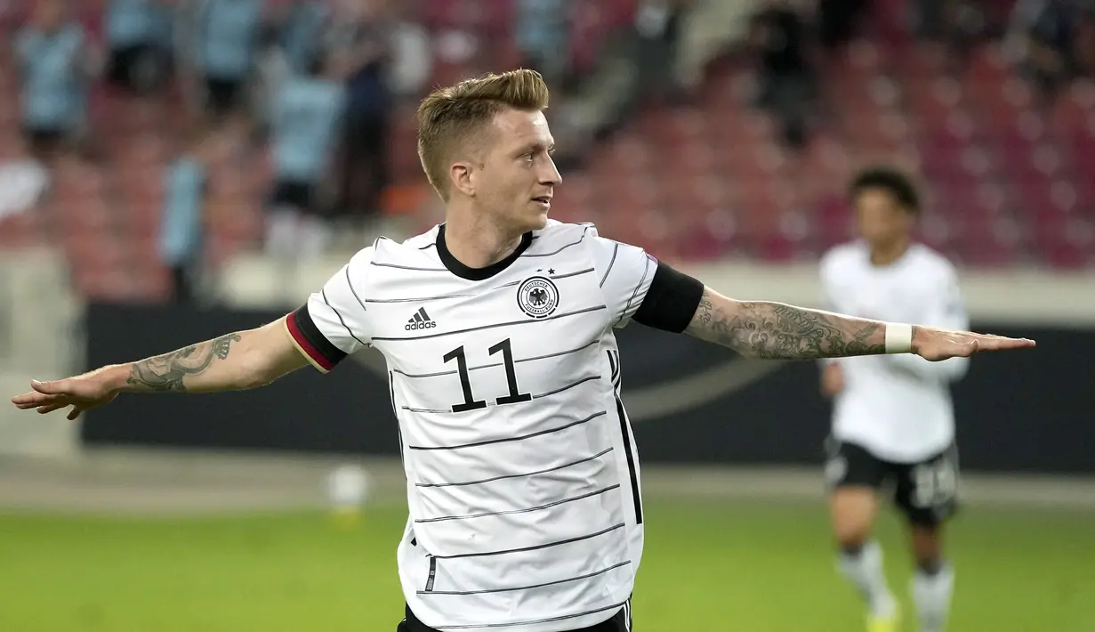 Gelandang Jerman, Marcus Reus berselebrasi usai mencetak gol ke gawang Armenia pada pertandingan grup J Kualifikasi Piala Dunia 2022 di stadion Mercedes-Benz Arena di Stuttgart, Jerman, Senin (6/9/2021). Jerman atas Armenia 6-0. (AP Photo/Matthias Schrader)