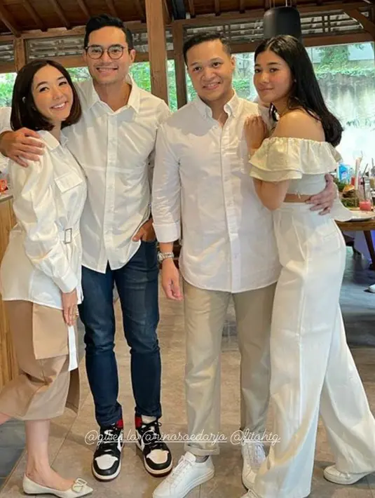 Hadir pula Naysilla Mirdad dan sang kekasih, Arfito Hutagalung yang meramaikan acara. Berfoto bersama, Gisella Anastasia dan Rino Soedarjo itu kini sudah tak malu-malu lagi memamerkan kemesraan ke publik. (Liputan6.com/IG/@naymirdad)