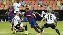 Pemain Levante, Jose Luis Morales berusaha melewati para pemain Valencia pada pertandingan La Liga Spanyol di Stadion Mestalla di Valencia, Spanyol, Minggu, (13/9/2020). Valencia menang telak 4-2. (AP Photo/Alberto Saiz)