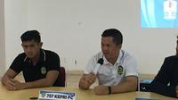 Pelatih 757 Kepri Jaya, Regi Aditya (pakaian putih), bicara dalam konferensi pers jelang laga kontra Persija Jakarta di leg pertama 32 besar Piala Indonesia 2018, Selasa (22/1/2019). (Bola.com/Benediktus Gerendo Pradigdo)