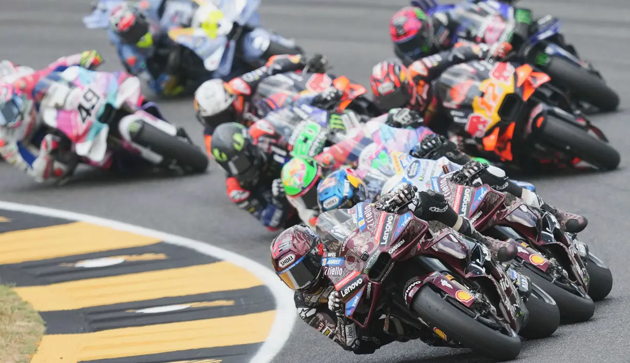 Pembalap balap BK8 Gresini Alex Marquez, di tempat kedua, dan pembalap pertamina enduro VR46, Fabio di Giannantonio, di tempat ketiga. (Foto AP/Antonio Calann)