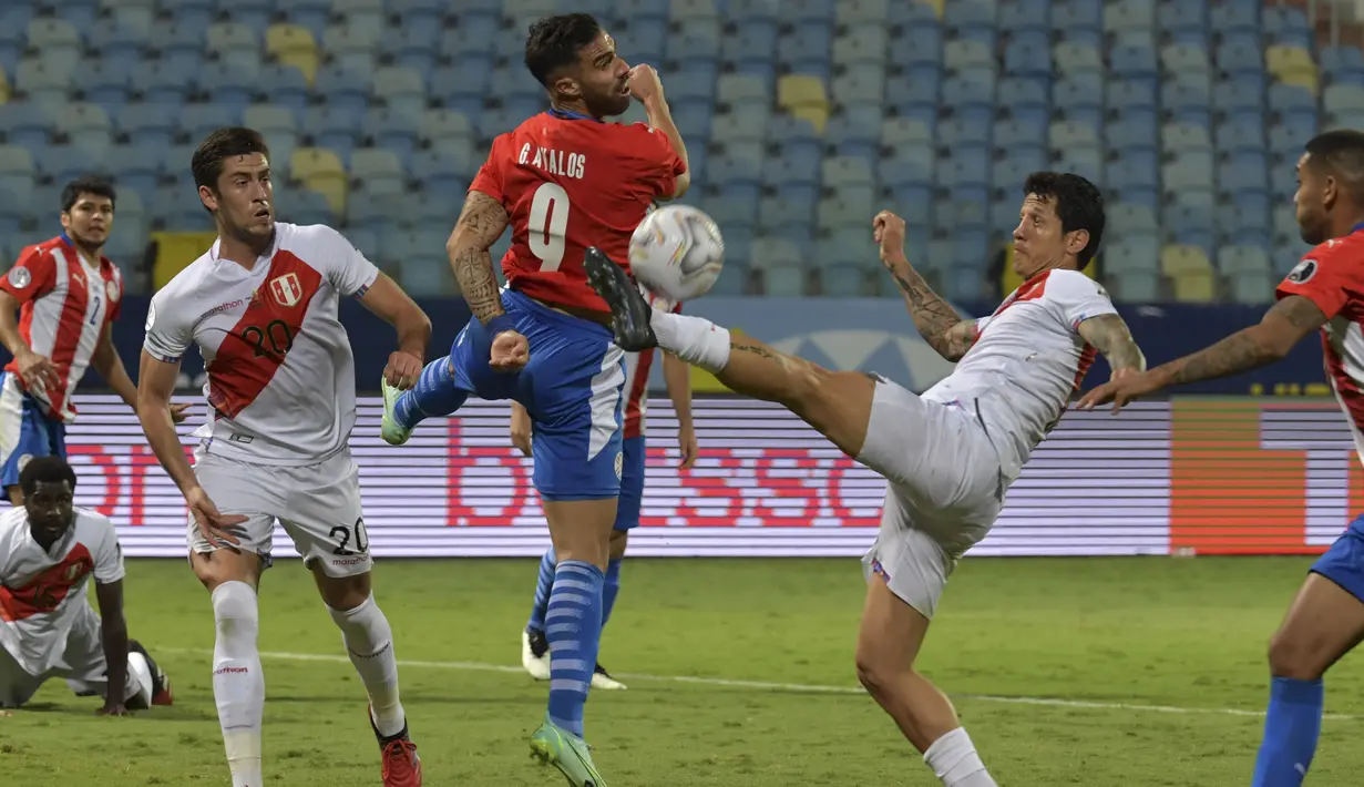Penyerang timnas Peru, Gianluca Lapadula berebut bola dengan penyerang Paraguay, Gabriel Avalos pada perempat final Copa America 2021 di Estadio Olimpico Pedro Ludovico, Brasil, Sabtu (3/7/2021) dini hari WIB. Peru mengalahkan Paraguay dalam drama adu penalti dengan skor 4-3. (NELSON ALMEIDA / AFP)