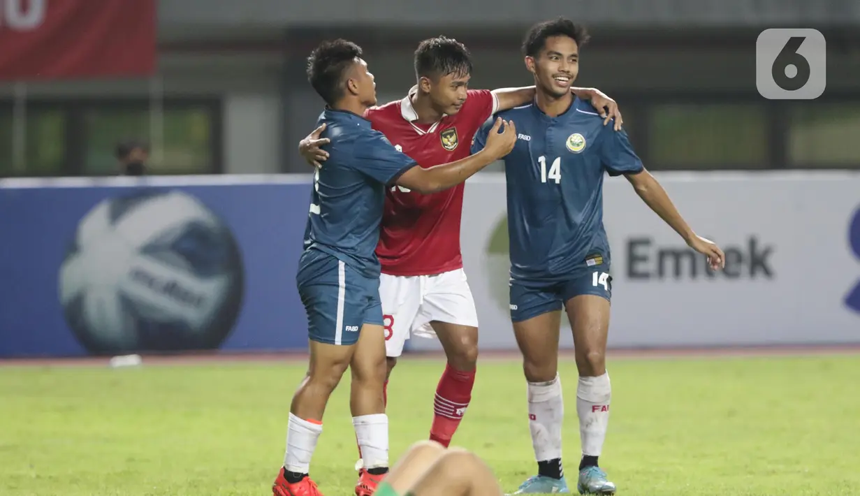 Pemain tengah Timnas Indonesia U-19, Alfriyanto Nico Saputro (tengah) usai bersama pemain Brunei Darussalam U-19 usai laga lanjutan grup A Piala AFF U-19 2022 di Stadion Patriot Candrabhaga, Bekasi, Jawa Barat, Senin (4/7/2022). Timnas Indonesia U-19 menguasai jalannya pertandingan dan mencetak 7 gol ke gawang Brunei. (Liputan6.com/Helmi Fithriansyah)