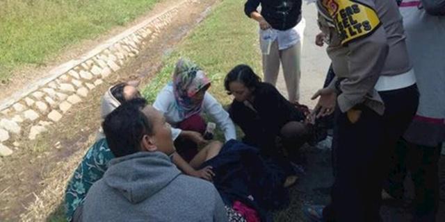 Seorang ibu melahirkan di tepi jalan Tol Cipali | Copyright by merdeka.com