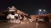 Truk trailer tabrak jembatan penyeberang orang di Tol BSD, Tangerang Selatan, Banten. (Twitter)