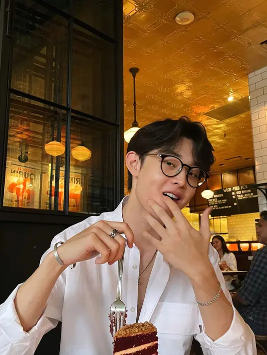 Kemeja putih menjadi outfit yang tidak pernah salah. Hal ini juga disadari Gabriel Prince dengan mengenakan kemeja putih yang dipadukan dengan kacamata bulat. (instagram/phrrince)