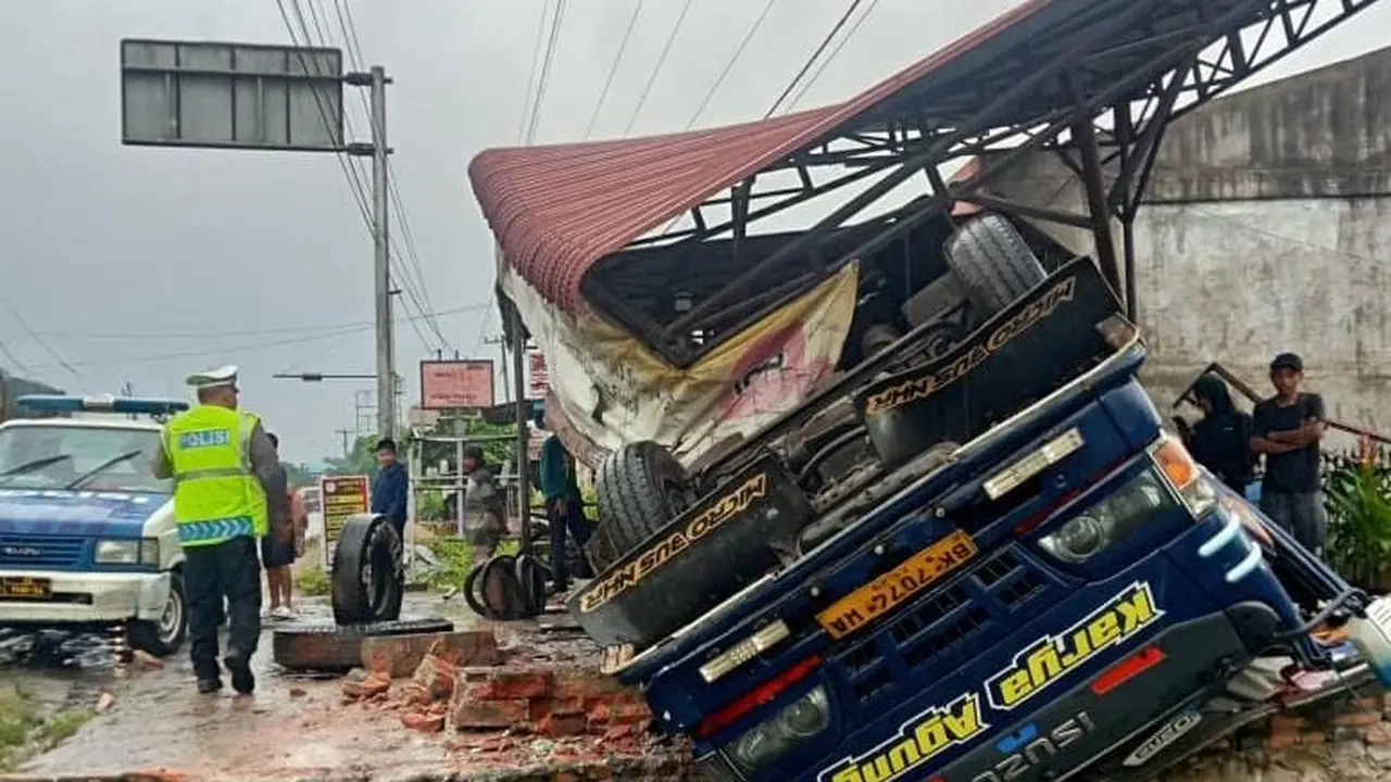 Bus Oleng Tabrak Tembok Warga hingga Terbalik di Jalinsum Asahan, 9 Orang Terluka