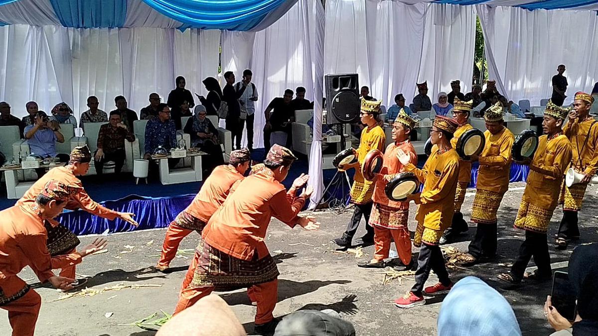 Pawai Budaya Meriahkan Lamsel Fest, 6.500 Peserta Tampil di Hadapan Menko Zulhas