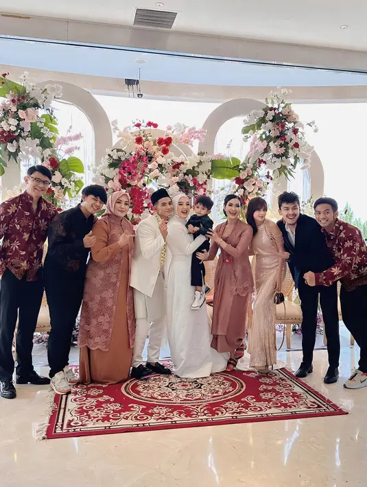 Suami baru Rizki juga tampak dekat dengan Syaki, anak Rizki dan Nadya Mustika.  Potretnya saat mengendong anak sambungnya. Selain Isda dan suami, terlihat juga kembaran Rizki,Ridho DA, Fahira Alma, dan penyanyi, aktor Asyraf Jamal. [Instagram/fahiramira]