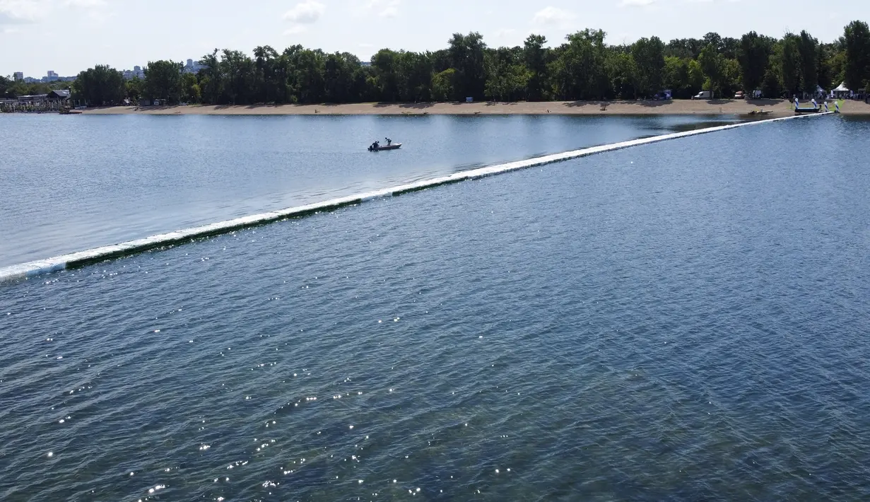 Penampakan jembatan apung dari botol plastik yang ditempatkan di Danau Ada Ciganlija di Beograd, Serbia. (AP Photo/Darko Vojinovic)