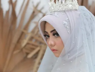 Ketika tampil mengenakan hijab, pedangdut asal Banyuwangi, Jawa Timur ini pun mendapatkan banjir pujian. Banyak penggemarnya yang mendukung perubahan penampilannya tersebut. (Liputan6.com/IG/@3day_creative)