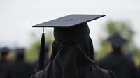 Terjang Rintangan Mobilitas, Mahasiswa Difabel Ini Berhasil Lulus S2 dengan Predikat Cumlaude. Foto dibuat oleh AI.
