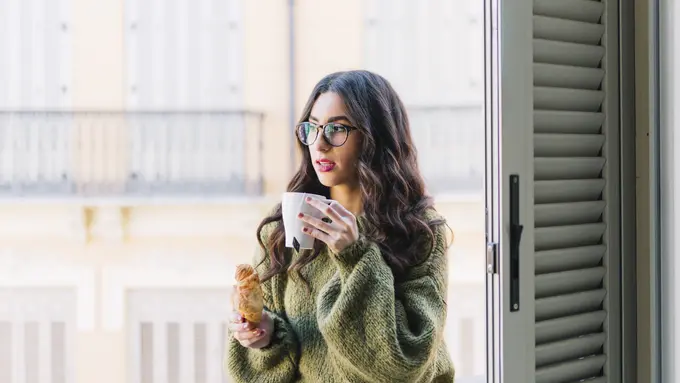 wanita november balkon