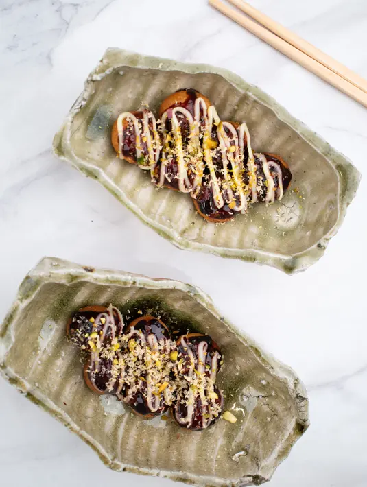 Siapa bilang menu takoyaki hanya dapat berisi aneka isian asin? Nah kali ini takoyaki hadir sebagai menu manis yang menyerupai choux berisi coklat. Tak lupa ditambahkan juga karamel dan parutan kacang yang membuatnya kian kaya rasa. /Foto dok: Park Hyatt Jakarta.