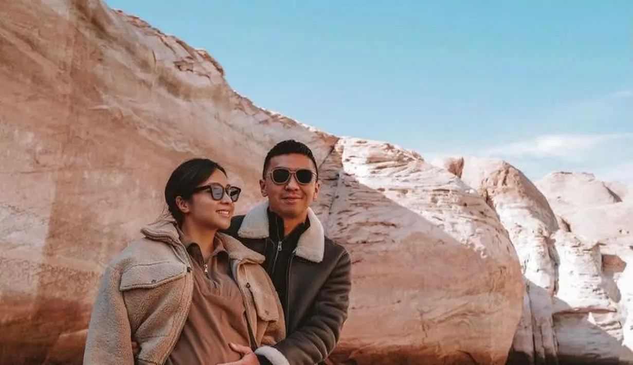 Nikita memilih padu padan busana baju warna cokelat dengan jaket warna cream. Kompak dengan suami yang mengenakan jaket warna cokelat tua. (Instagram/nikitawillyofficial94).