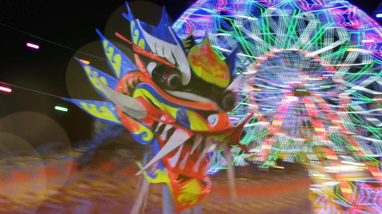 Selain menyaksikan atraksi Barongsai dan Liong Naga, warga juga dapat menikmati hiburan lainnya yang tersedia di pasar malam tersebut.<br>(Foto merdeka.com / Imam Buhori)<br>