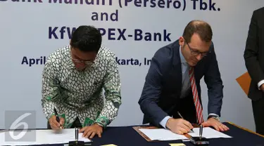 Direktur Finance & Treasury Bank Mandiri, Pahala N Mansury (kiri) dan Managing Director KfW IPEX-Bank Christian Bevc saat penandatanganan MoU Bank Mandiri dengan KfW IPEX-Bank di Jakarta, Rabu (20/4). (Liputan6.com/Angga Yuniar)