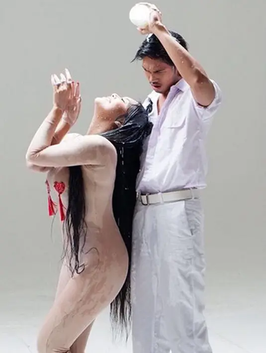 Selain itu, posenya juga yang sangat menggoda bersama seorang pria di belakangnya. Tak heran jika Denada menuai banyak komentar pedas dari warga net yang melihat fotonya itu. (Instagram/denadaindonesia)