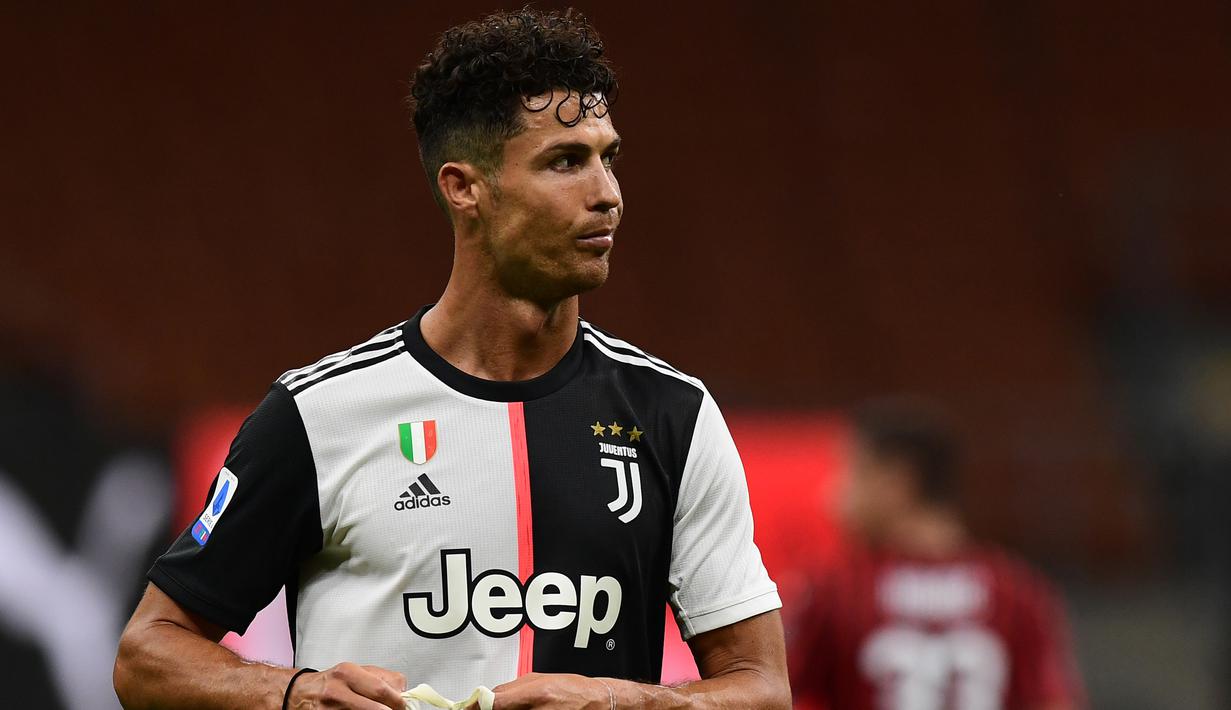 Penyerang Juventus, Cristiano Ronaldo, tampak kecewa usai timnya kalah saat menghadapi AC Milan pada laga lanjutan Serie A di San Siro, Rabu (8/7/2020) dini hari WIB. Juventus kalah 2-4 atas AC Milan. (AFP/Miguel Medina)