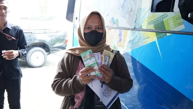 Seorang nasabah warga Kota Tasikmalaya, Jawa Barat setelah melakukan penukaran uang cash di Kantor Perwakilan BI Tasikmalaya. (Liputan6.com/Jayadi Supriadin)