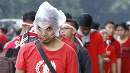 Suporter antre memasuki Stadion Utama Gelora Bung Karno (SUGBK), Jakarta, Minggu (14/1/2018). Kehadiran mereka untuk menyaksikan langsung pertandingan antara Indonesia melawan Islandia dalam laga persahabatan. (Bola.com/M Iqbal Ichsan)